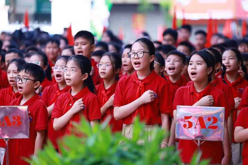 Học sinh hát Quốc ca trong lễ khai giảng. (Ảnh: TTXVN)