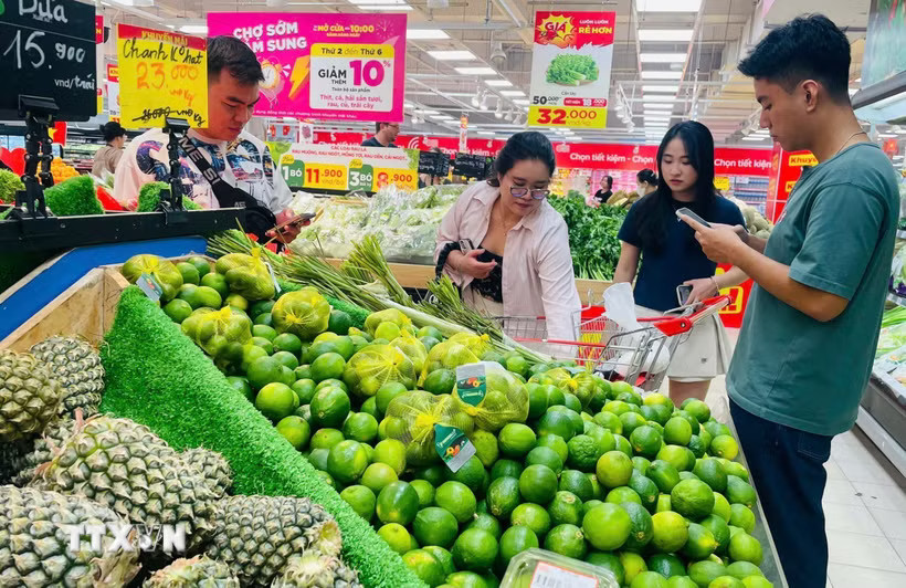 Người dân mua sắm tại siêu thị. (Ảnh: Hương Giang/TTXVN)