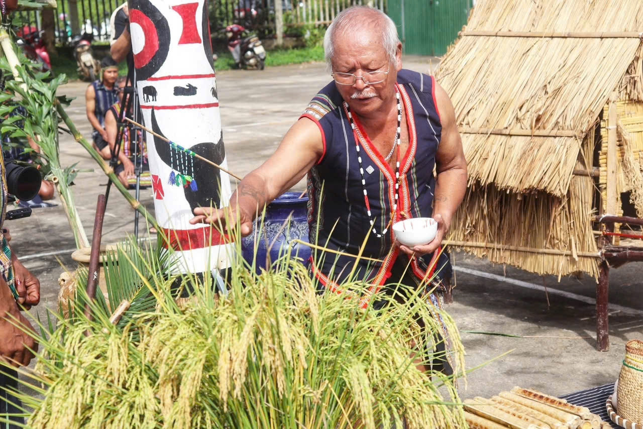 Artisans in Dam Rong 2 Commune perform the New Rice Celebration ritual
