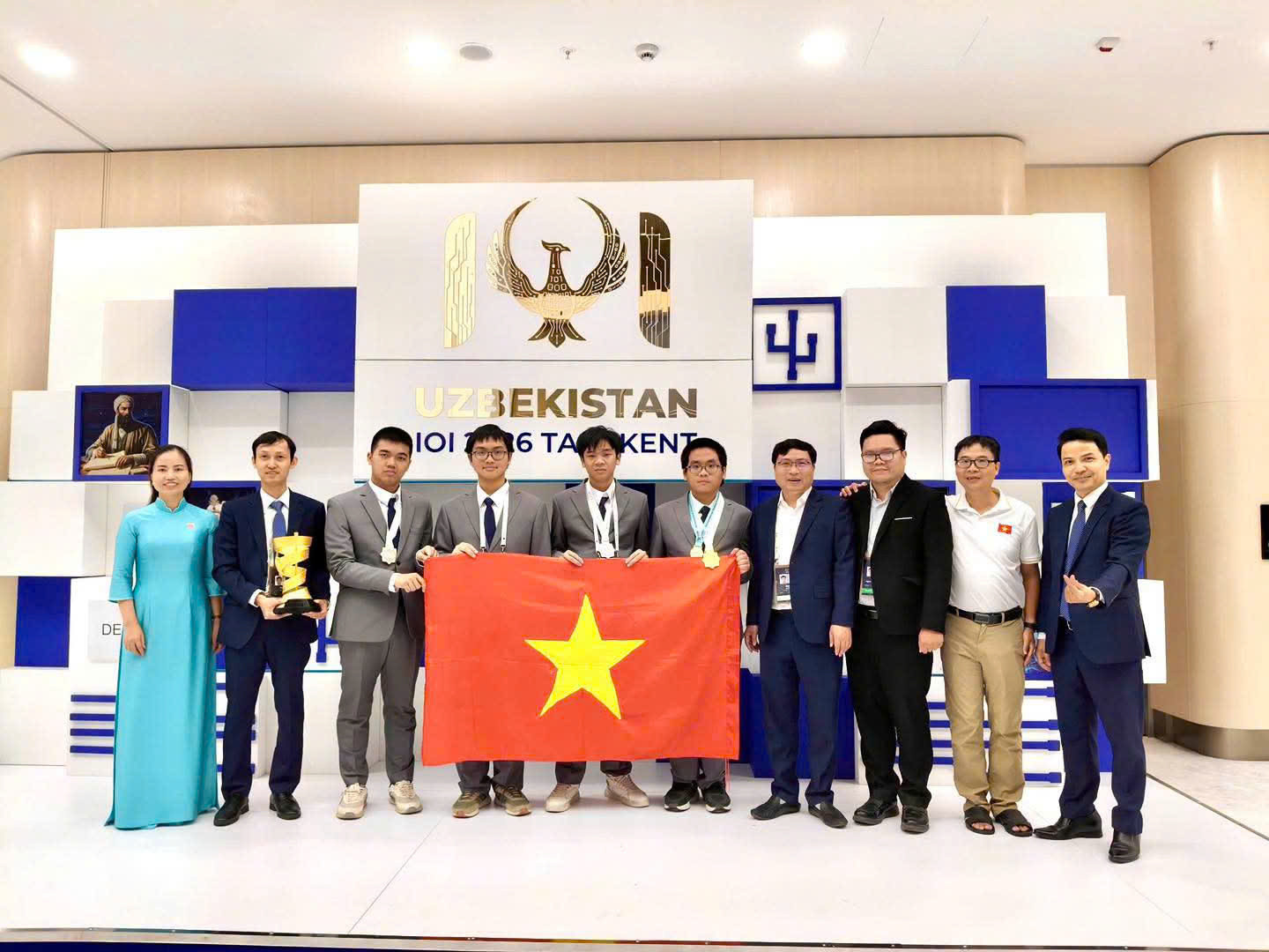 Đoàn Viêt Nam tại cuôc thi Tin học thế giới năm 2026. Đặng Huy Hậu người đứng giữa