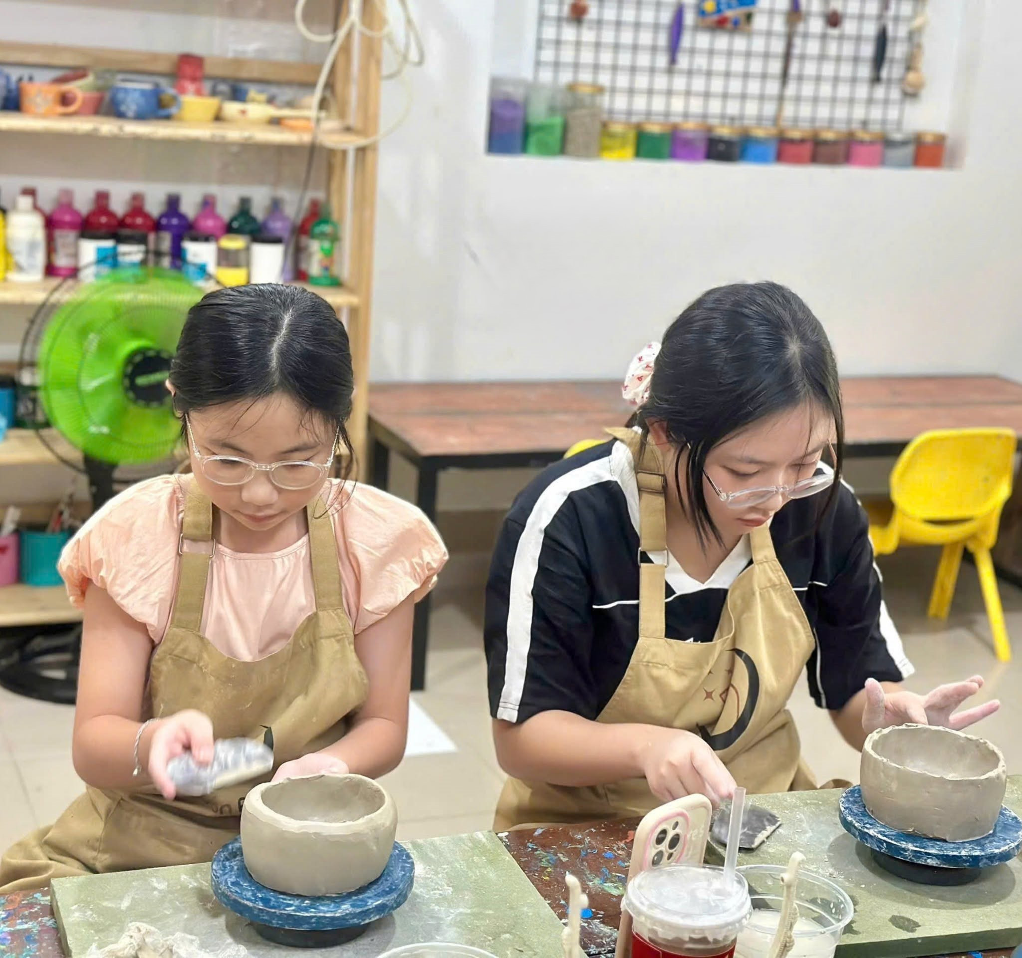 Lớp học làm gốm mang lại sự thú vị dành cho học sinh.