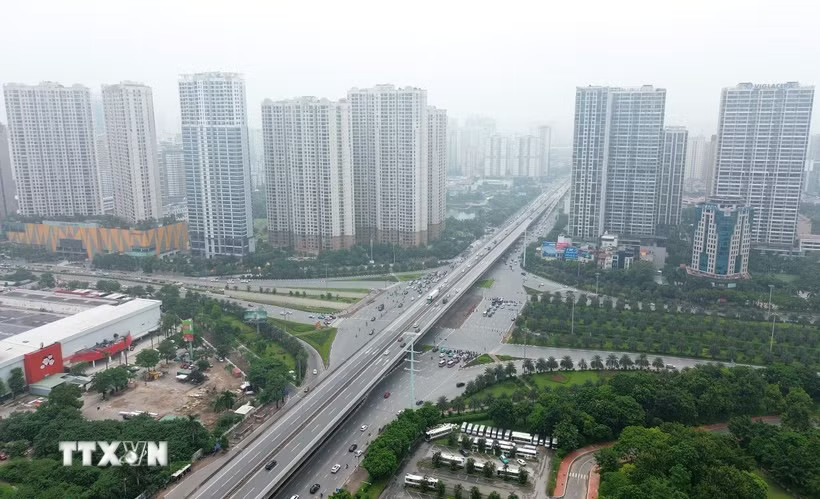 Yêu cầu tăng trưởng kinh tế ở mức cao cũng đặt ra đòi hỏi phải phát triển hệ thống hạ tầng đồng bộ, hiện đại và có năng lực dẫn dắt phát triển. (Ảnh minh họa: Quốc Khánh/TTXVN)