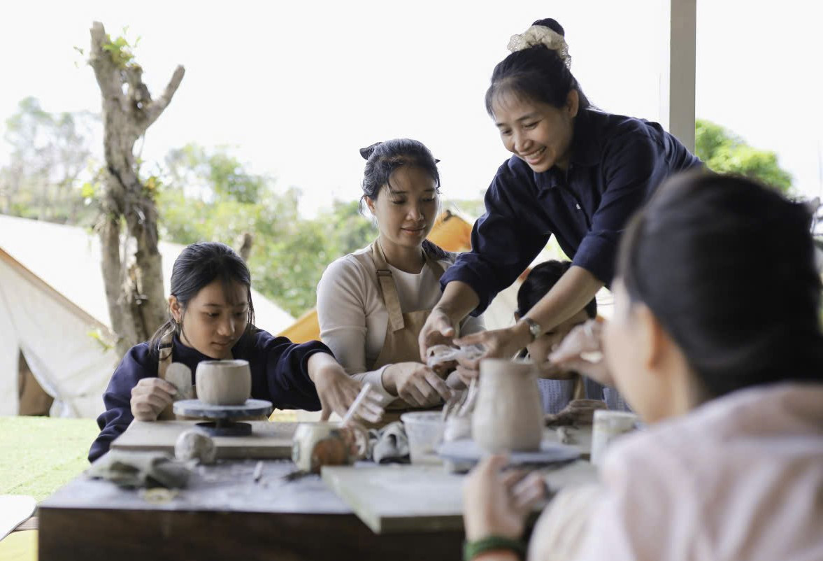 https://daknong.1cdn.vn/2026/08/16/nhung-buoi-thuc-hanh-lam-gom-thu-cong-duoc-tre-nho-va-nguoi-lon-thich-thu..jpg