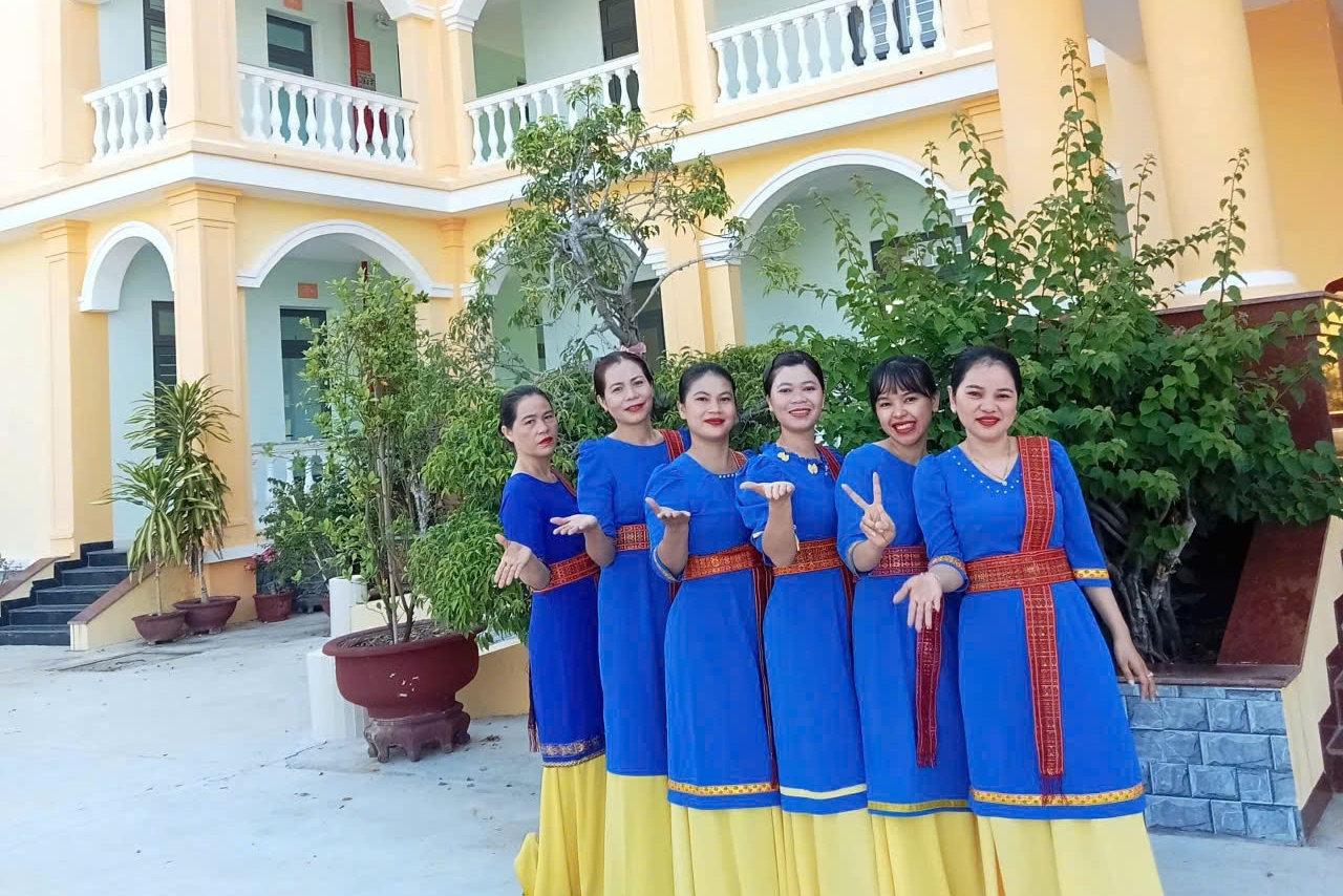 nu-cuoi-rang-ro-cua-cac-thanh-vien-doi-mua-cham-trong-sac-phuc-xanh-thuot-tha-truoc-gio-bieu-dien.jpg