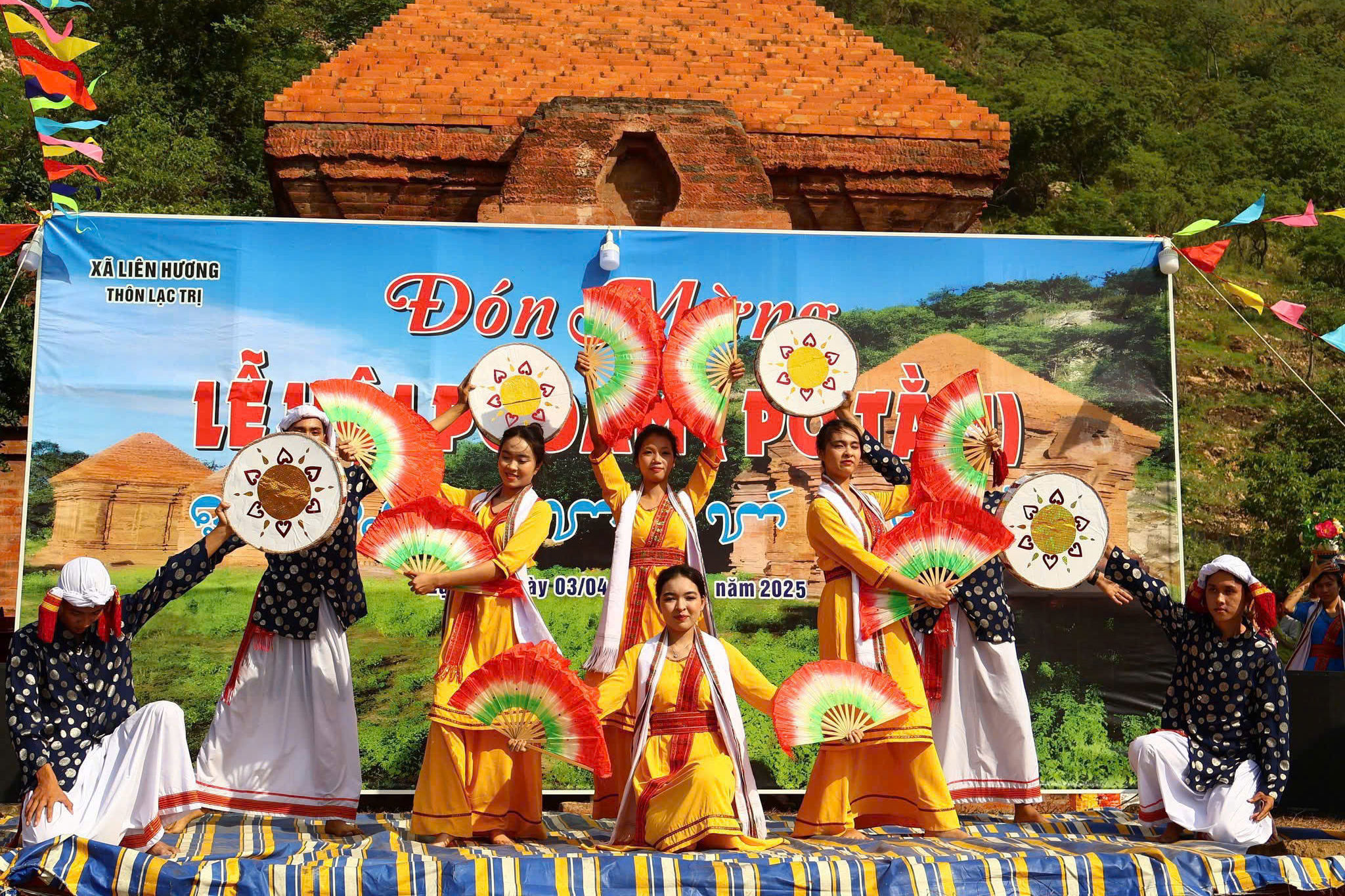 tiet-muc-mua-cham-truyen-thong-ron-rang-voi-su-ket-hop-hai-hoa-giua-dieu-mua-quat-uyen-chuyen-va-nhip-trong-baranung-tai-le-hoi.jpg