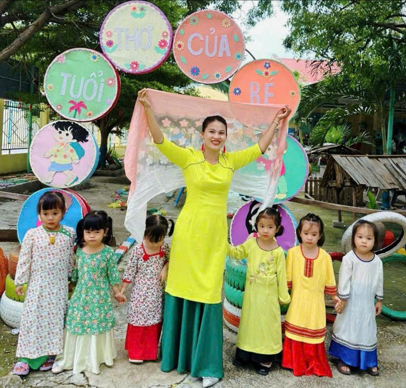 co-giao-mam-non-huong-dan-cac-be-mau-giao-trai-nghiem-trang-phuc-va-net-van-hoa-cham-ngay-tai-truong-hocjpg(1).jpg