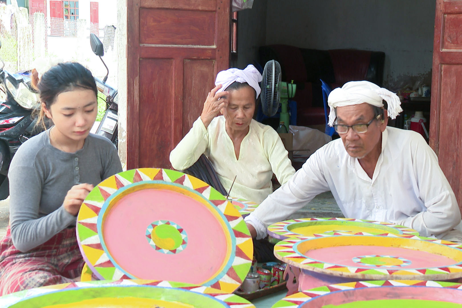 em-thong-thi-toa-dam-cung-tham-gia-vao-qua-trinh-san-xuat-bang-viec-ve-va-son-hoa-van-tren-mat-mam-cao-1-.jpg
