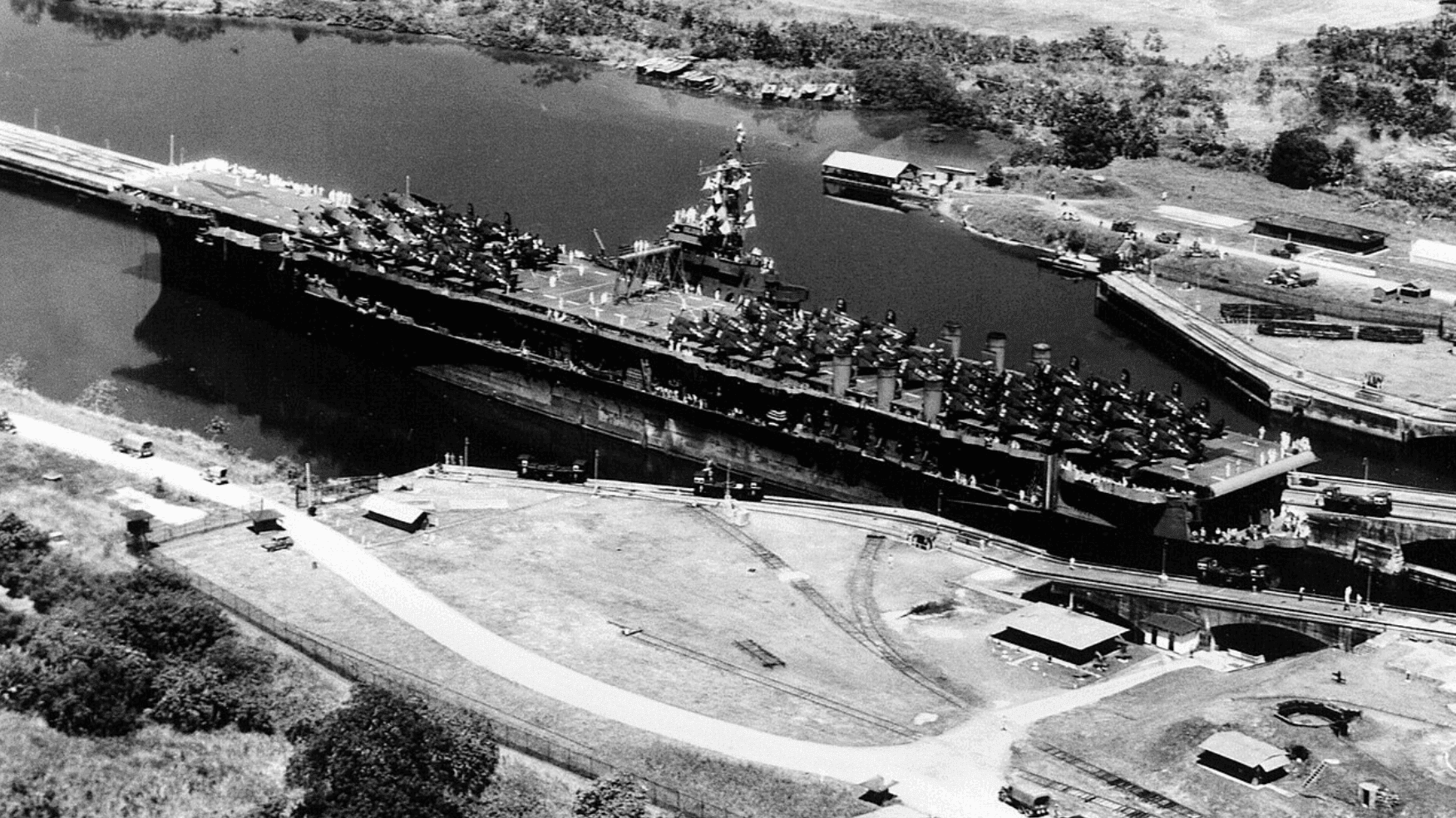 Tàu sân bay USS Ranger đi qua kênh đào Panama