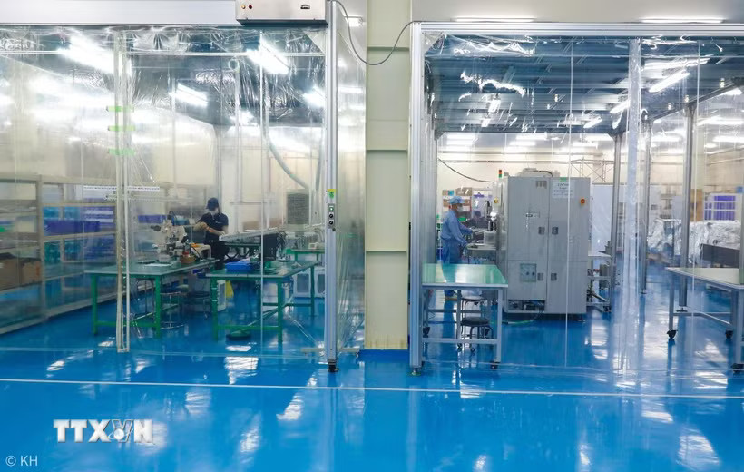 Dây chuyền lắp ráp cụm chi tiết siêu nhỏ đòi hỏi chính xác phục vụ cho sản xuất chíp bán dẫn. (Ảnh minh họa: Thành Phương/TTXVN)