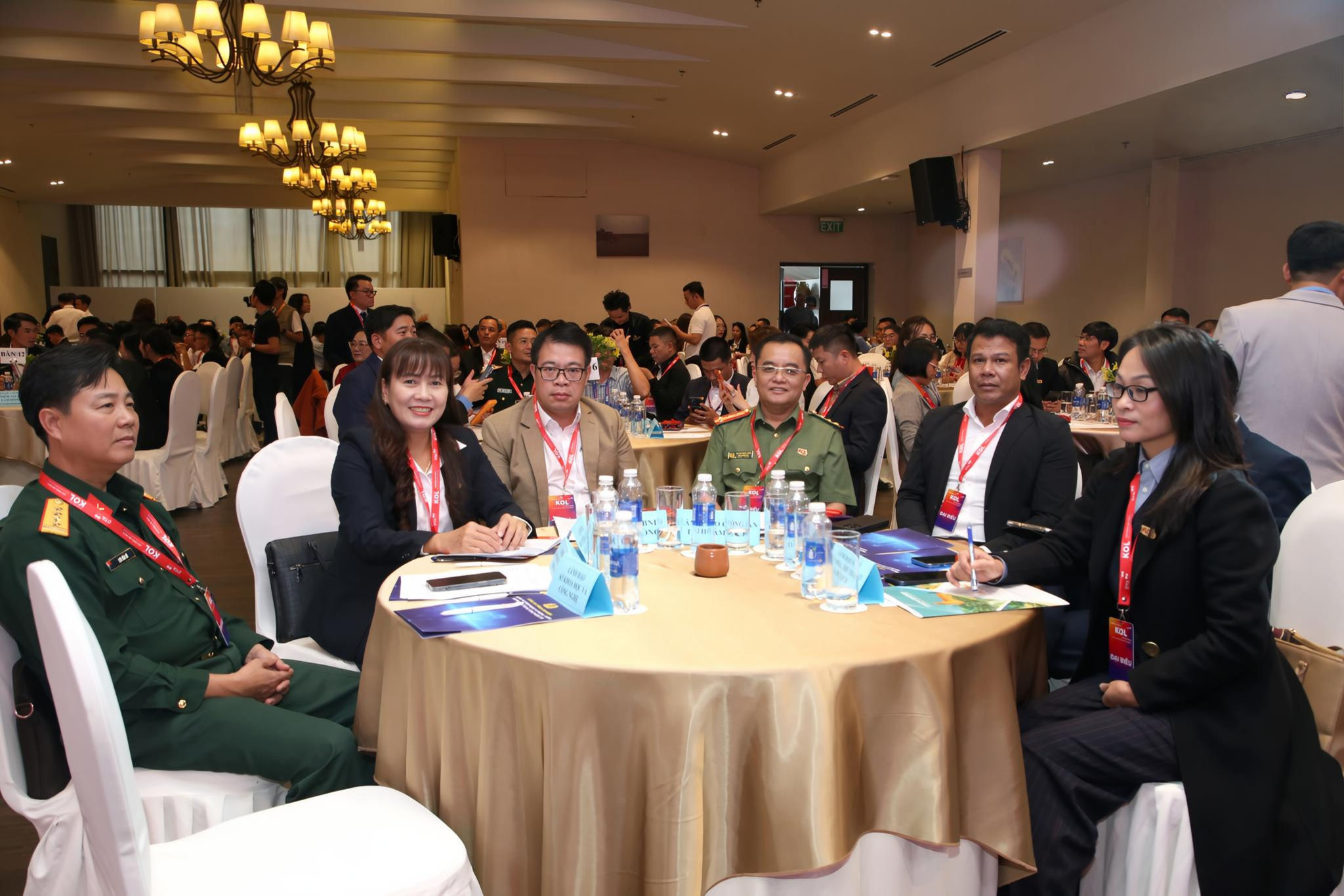 Phó Chủ tịch UBND tỉnh Nguyễn Ngọc Phúc (ngồi thứ 3 từ trái sang) cùng các đại biểu tham dự hội nghị