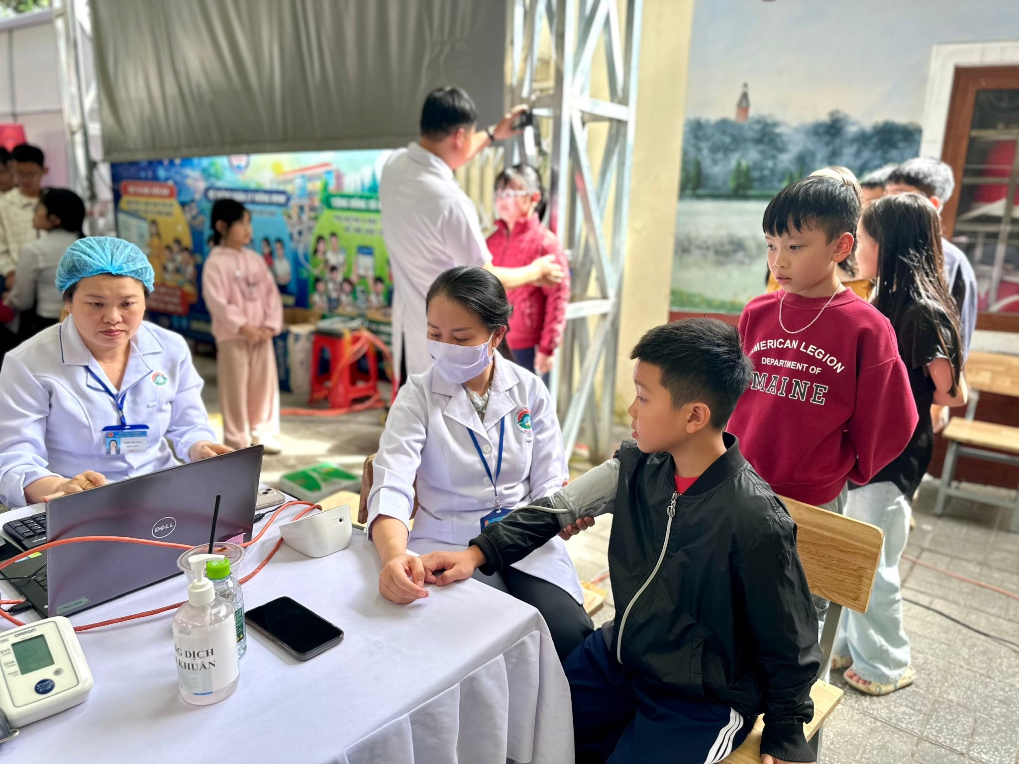 Việc tổ chức khám sức khỏe định kỳ miễn phí ít nhất một lần mỗi năm thể hiện rõ việc lấy người dân làm trung tâm