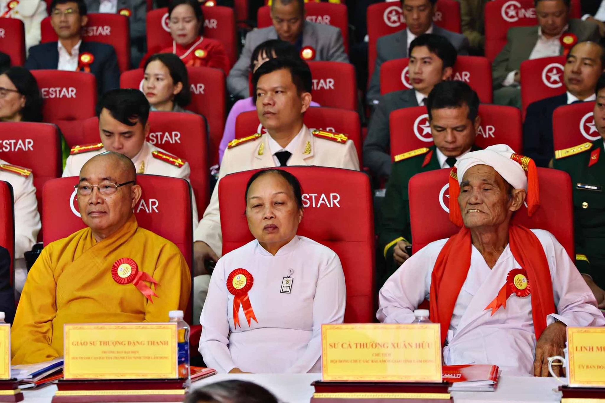 Các chức sắc, người uy tín trong các dân tộc, tôn giáo trên địa bàn tỉnh tham dự Đại hội thi đua yêu nước của địa phương