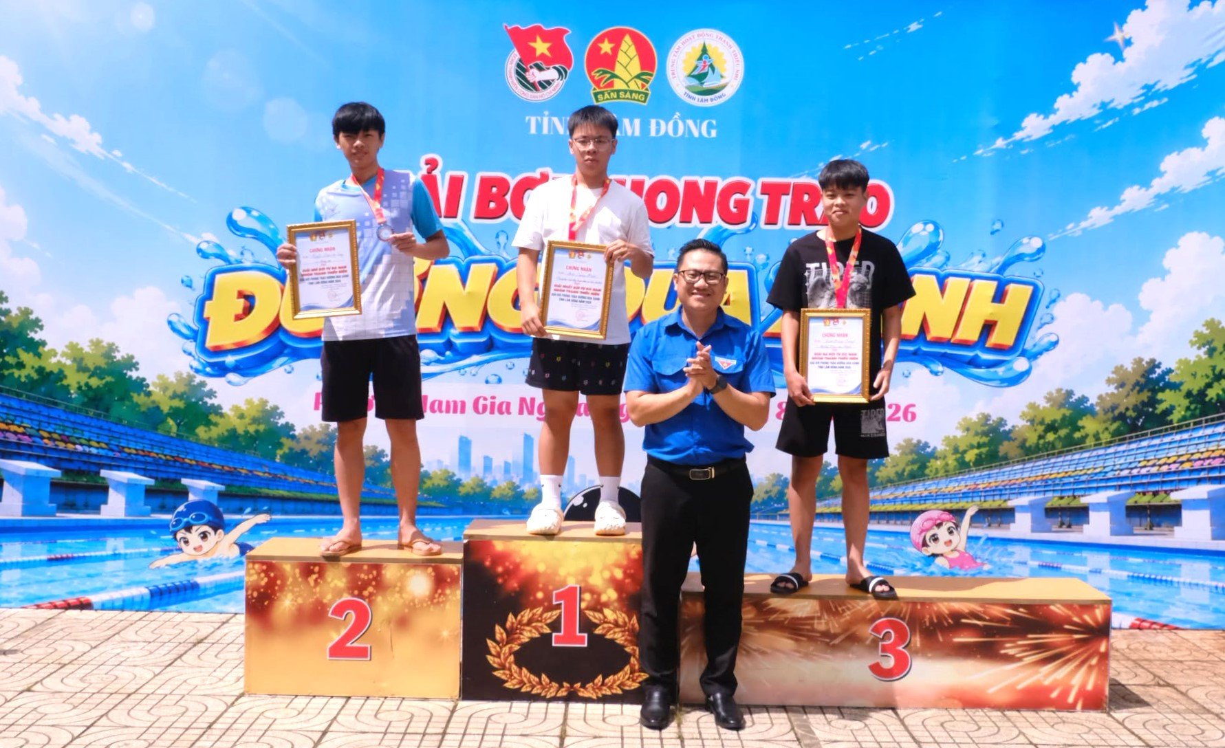 Anh Đoàn Minh Tâm, Phó Bí thư Tỉnh Đoàn trao giải cho các vận động viên.