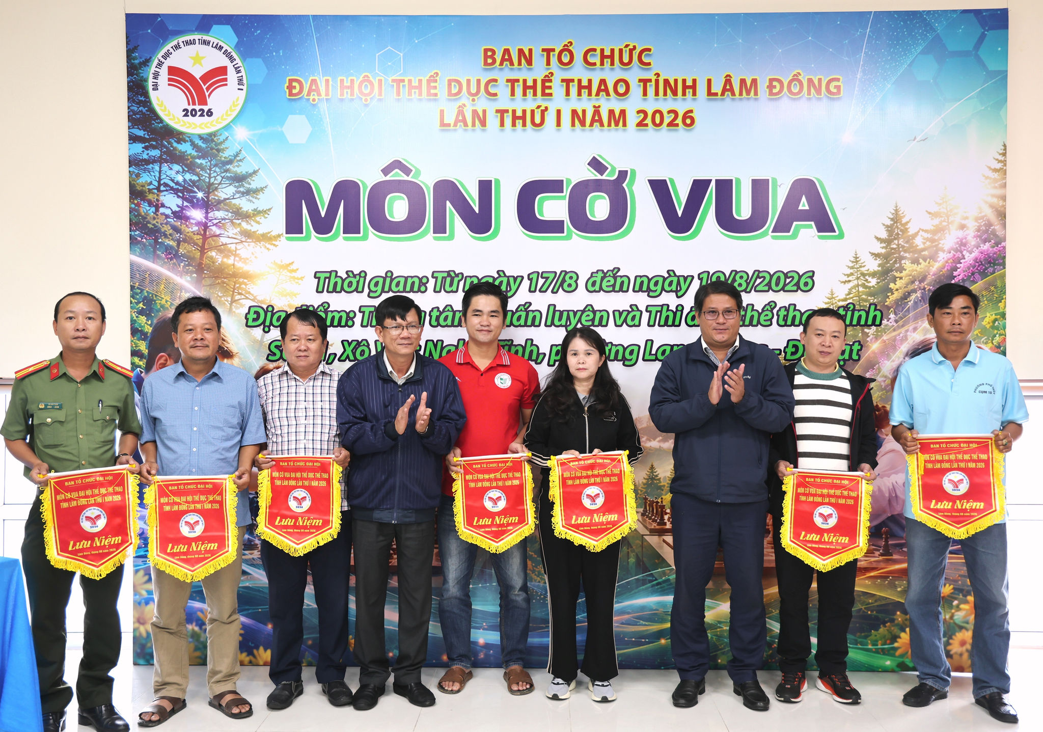 Ban Tổ chức tặng cờ cho 7 đoàn vận động viên thi đấu tại giải lần này
