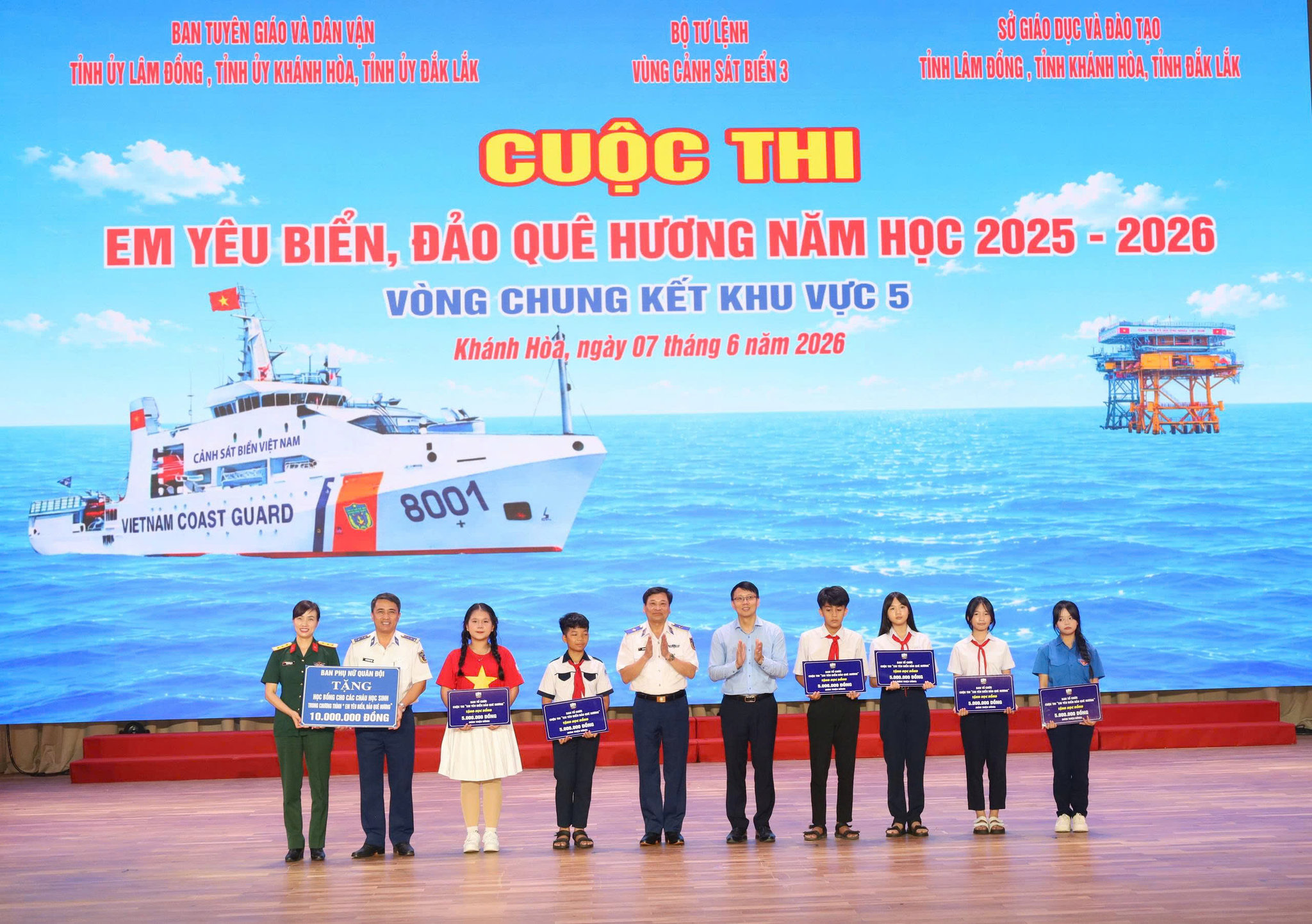 Ban Tổ chức trao các suất học bổng cho học sinh có hoàn cảnh khó khăn