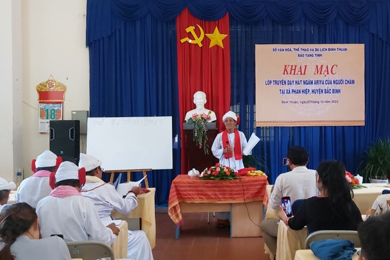 cac-nghe-nhan-truyen-day-hat-ngam-ariya-cho-cac-the-he-tre-1-.jpg