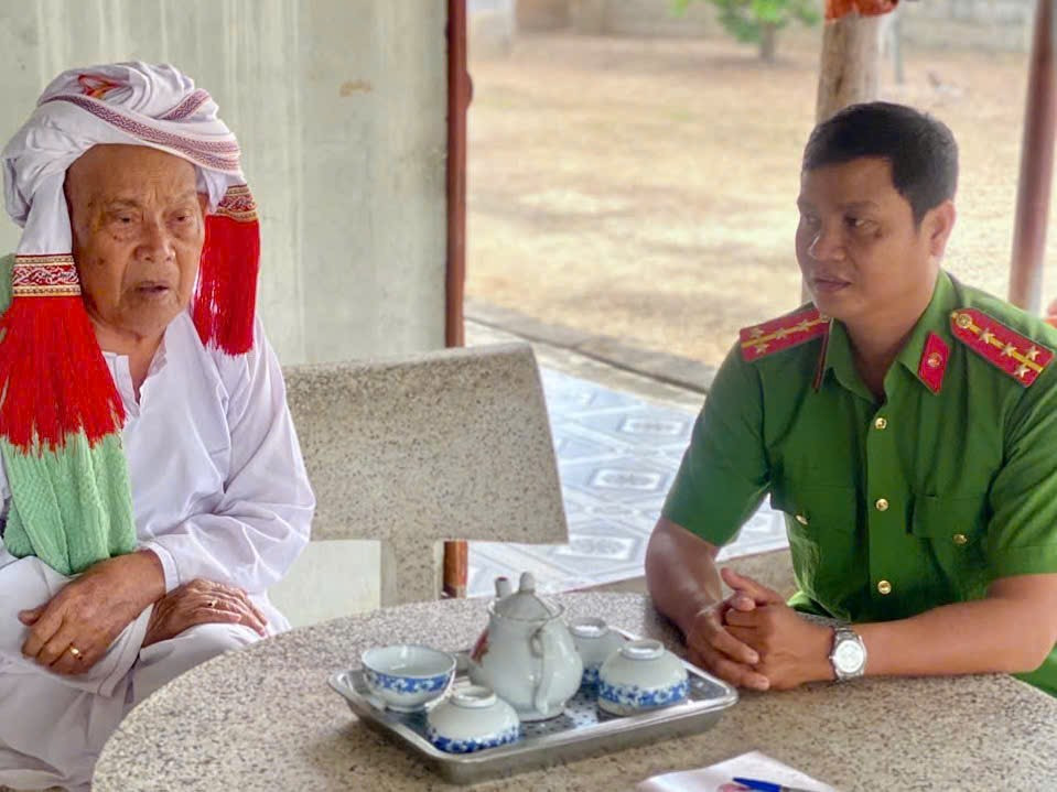 Cán bộ Công an xã Hồng Thái thăm hỏi Sư cả Đặng Thi