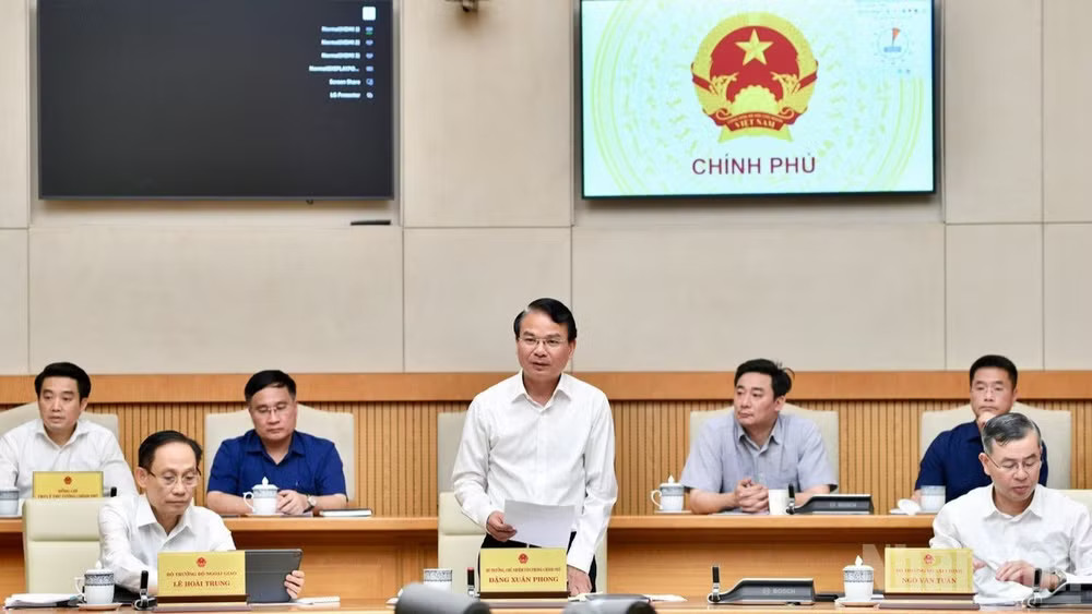 Bộ trưởng, Chủ nhiệm Văn phòng Chính phủ Đặng Xuân Phong phát biểu ý kiến tại phiên họp. (Ảnh: THANH GIANG)