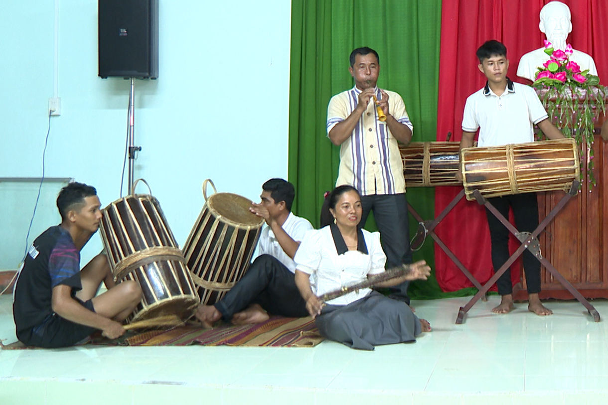 chi-thong-thi-kim-trung-cung-doi-nhac-cu-truyen-thong-cua-thon-lam-giang-xa-ham-thuan-bac-thuong-xuyen-bieu-dien-trong-nhung-su-kien-quan-trong-cua-dia-phuong (1)