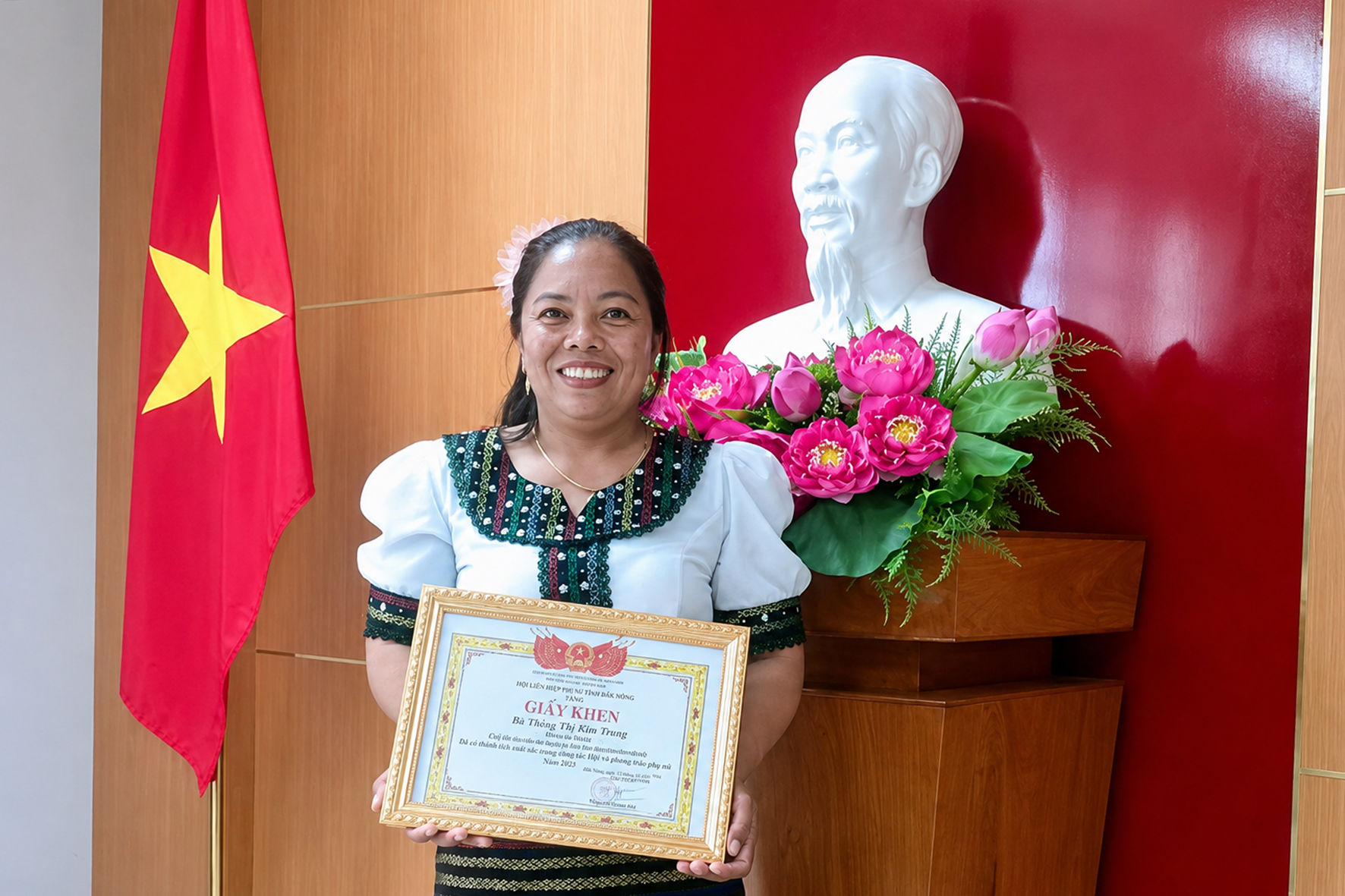 Chị Thông Thị Kim Trung đã nhiều năm liền được Hội Liên hiệp Phụ nữ các cấp tặng giấy khen, bằng khen vì những thành tích xuất sắc trong công tác Hội 