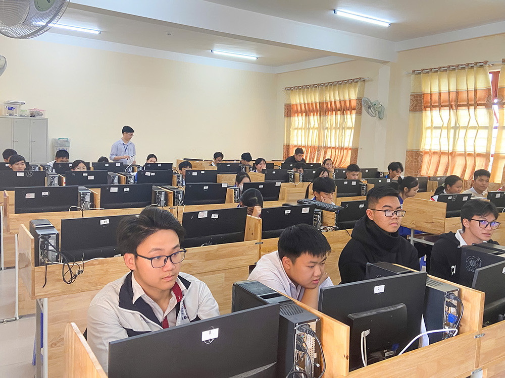 Học sinh Trường THCS - THPT Đống Đa, phường Lang Biang - Đà Lạt trong 1 cuộc thi Tin học