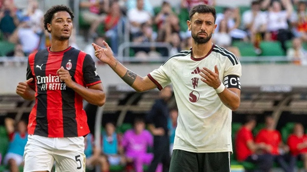 Man Utd thua ngược Milan 2-4 khi hàng thủ dâng cao.
