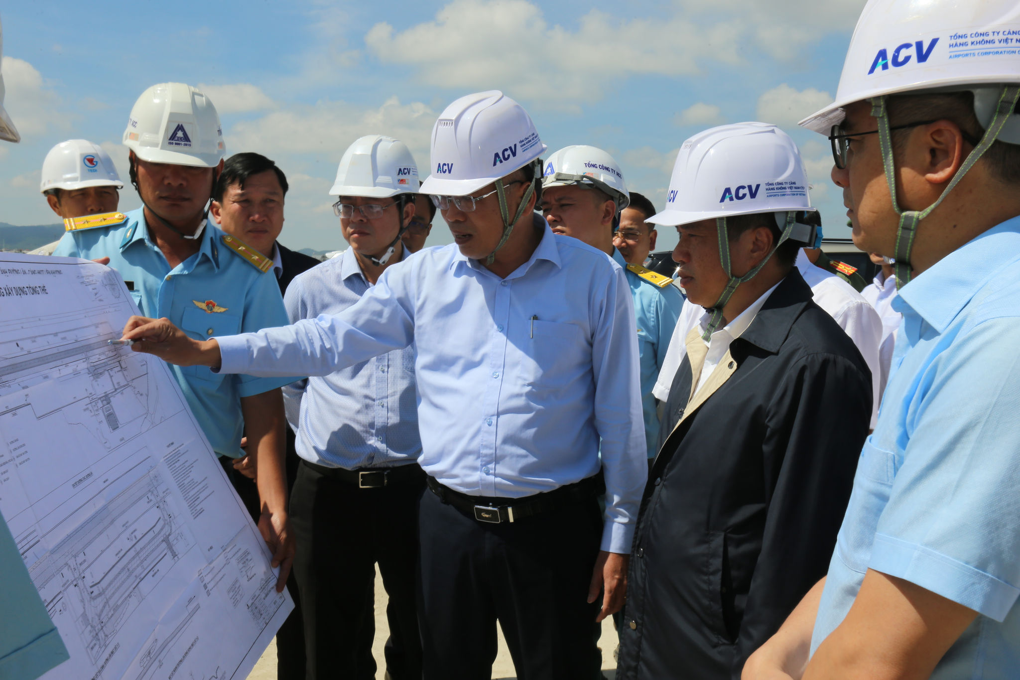Đồng chí Y Thanh Hà Niê Kđăm, Ủy viên Ban Chấp hành Trung ương Đảng, Bí thư Tỉnh ủy, Trưởng Đoàn ĐBQH tỉnh Lâm Đồng cùng các đồng chí trong đoàn công tác kiểm tra tiến độ trong quá trình Dự án Sửa chữa đường cất hạ cánh, đường lăn Cảng hàng không quốc tế Liên Khương triển khai
