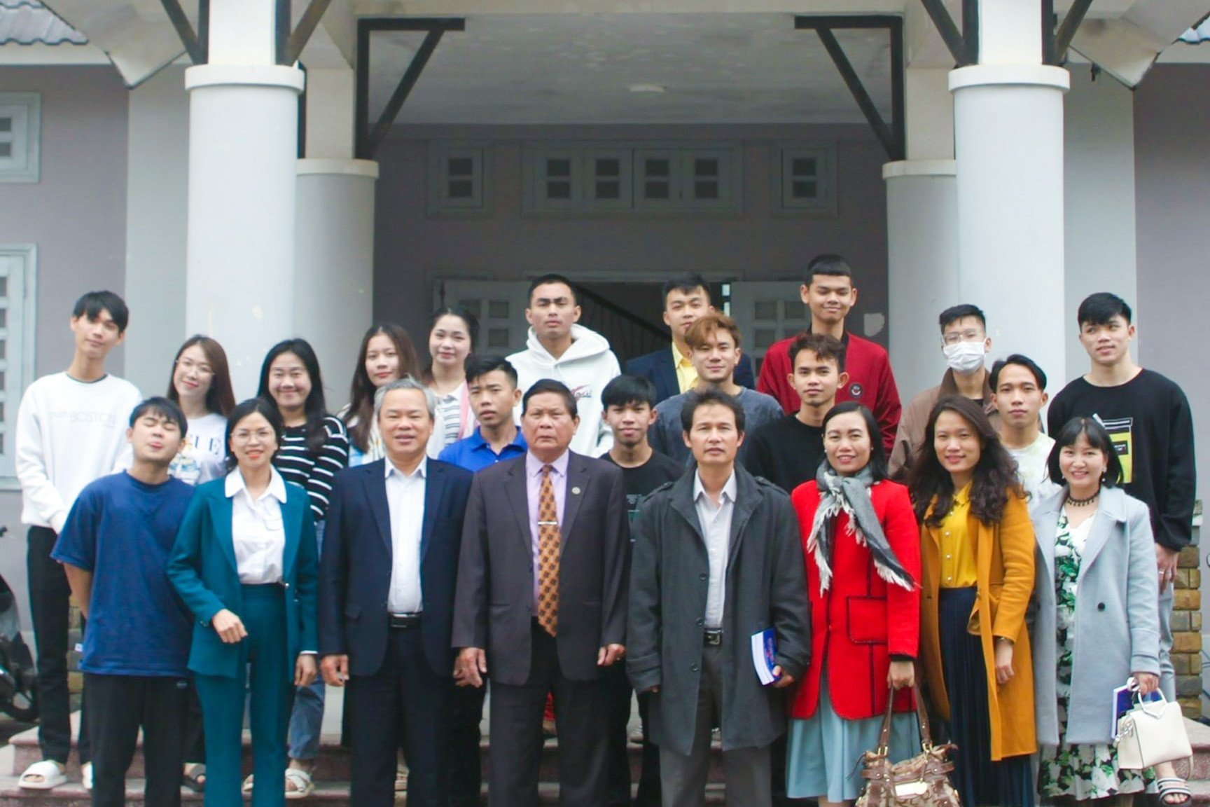 Sinh viên Lào cùng gia đình chụp hình lưu niệm tại Đại học Đà Lạt