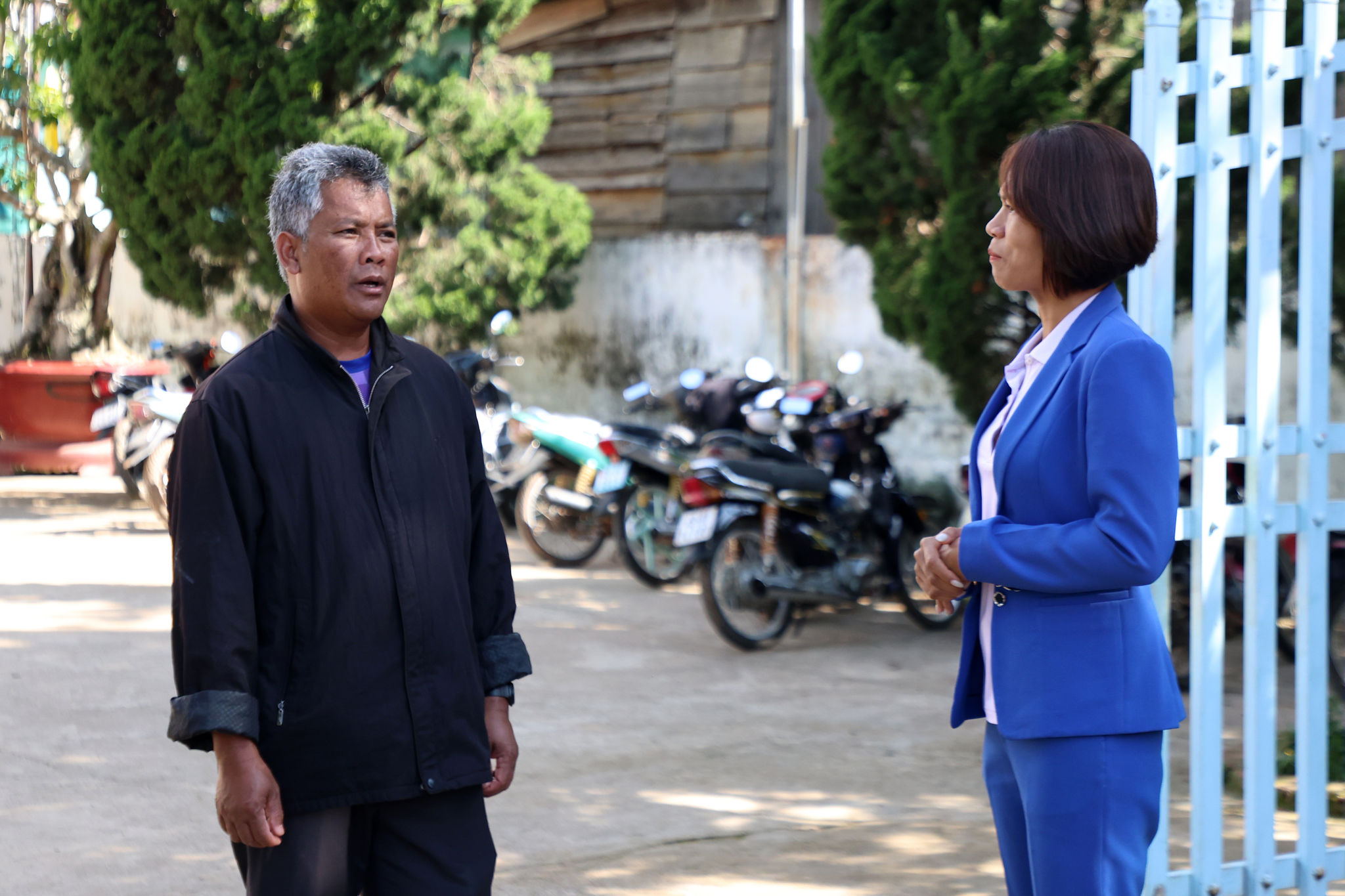 Ông K’Long Ha Som (bên trái), người có uy tín Tổ dân phố Tà Nung 6, phường Cam Ly - Đà Lạt