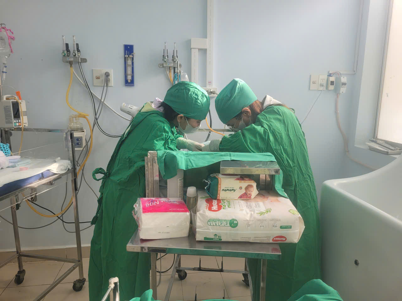 Chăm sóc trẻ sơ sinh tại Khoa Nhi của Bệnh viện Đa khoa Bình Thuận.