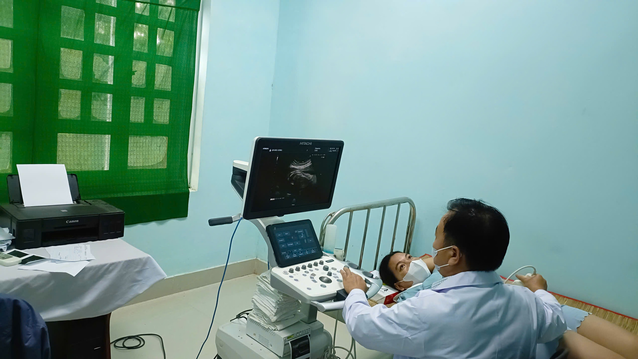 Phụ nữ mang thai ở xã Đông Giang được bác sĩ siêu âm thai kỳ tại Trạm Y tế xã Đông Giang.