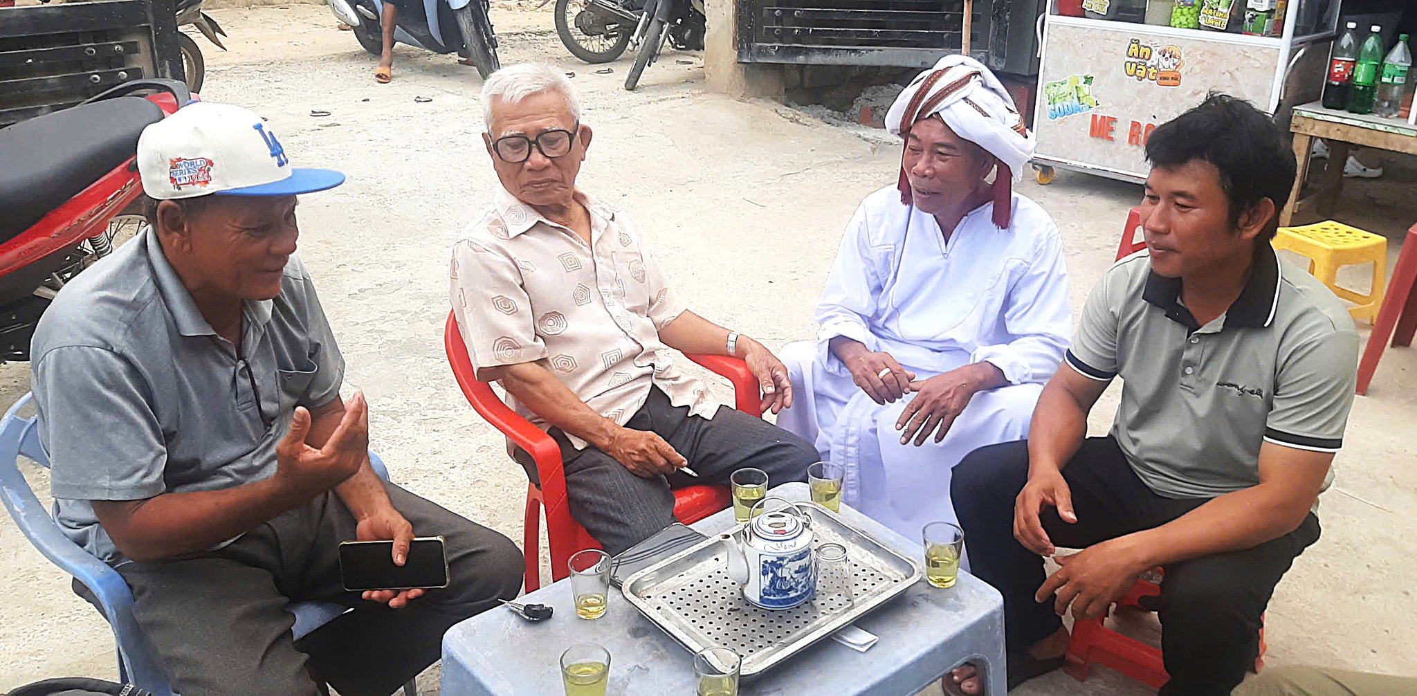 Anh Thổ Văn Liền trò chuyện, thăm hỏi động viên bà con trong thôn.