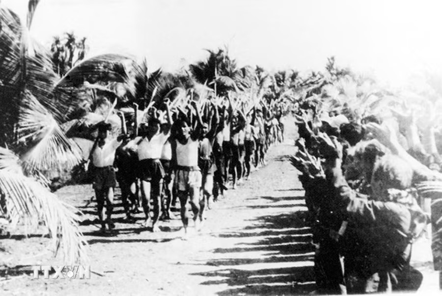 Ngày 1/6/1945, tổ chức Thanh niên Tiền phong ra đời ở Nam Bộ. Đây là phong trào thanh niên hoạt động theo định hướng của Đảng, có vai trò tích cực trong quá trình vận động, tập hợp lực lượng thanh niên chuẩn bị cho cuộc Tổng khởi nghĩa Tháng Tám năm 1945. (Ảnh: Tư liệu TTXVN)