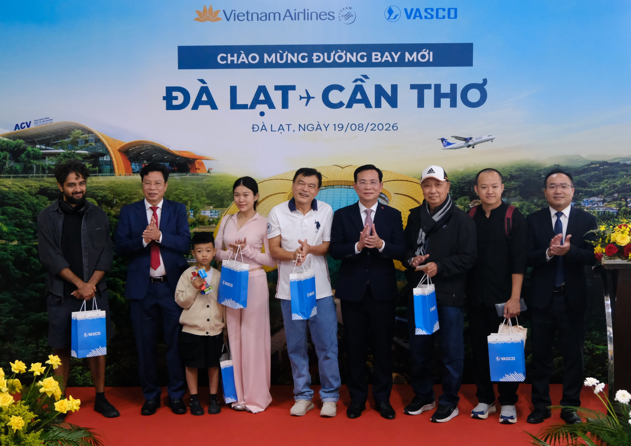 Các đồng chí lãnh đạo tỉnh tặng hoa những vị khách đầu tiên trên chặng bay Đà Lạt - Cần Thơ