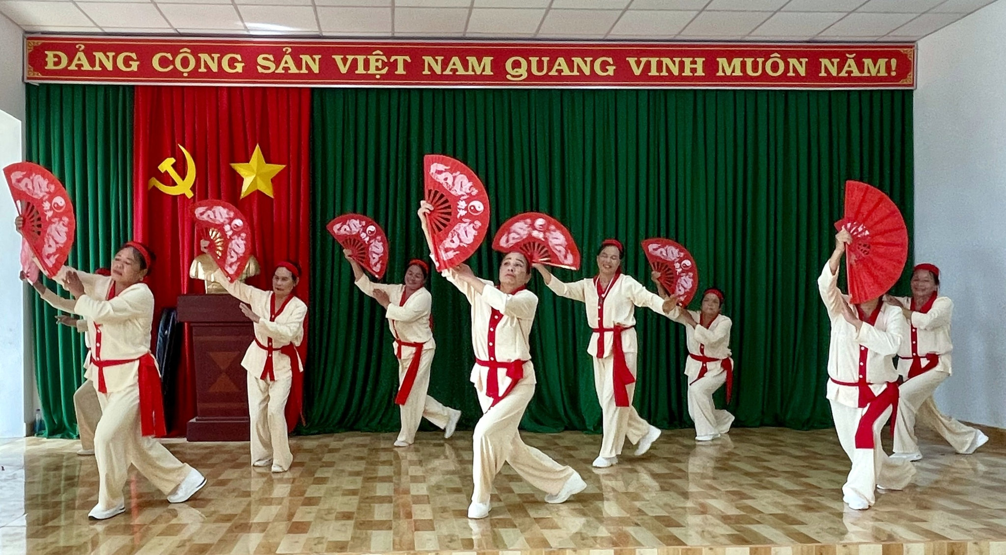 HÌNH 8