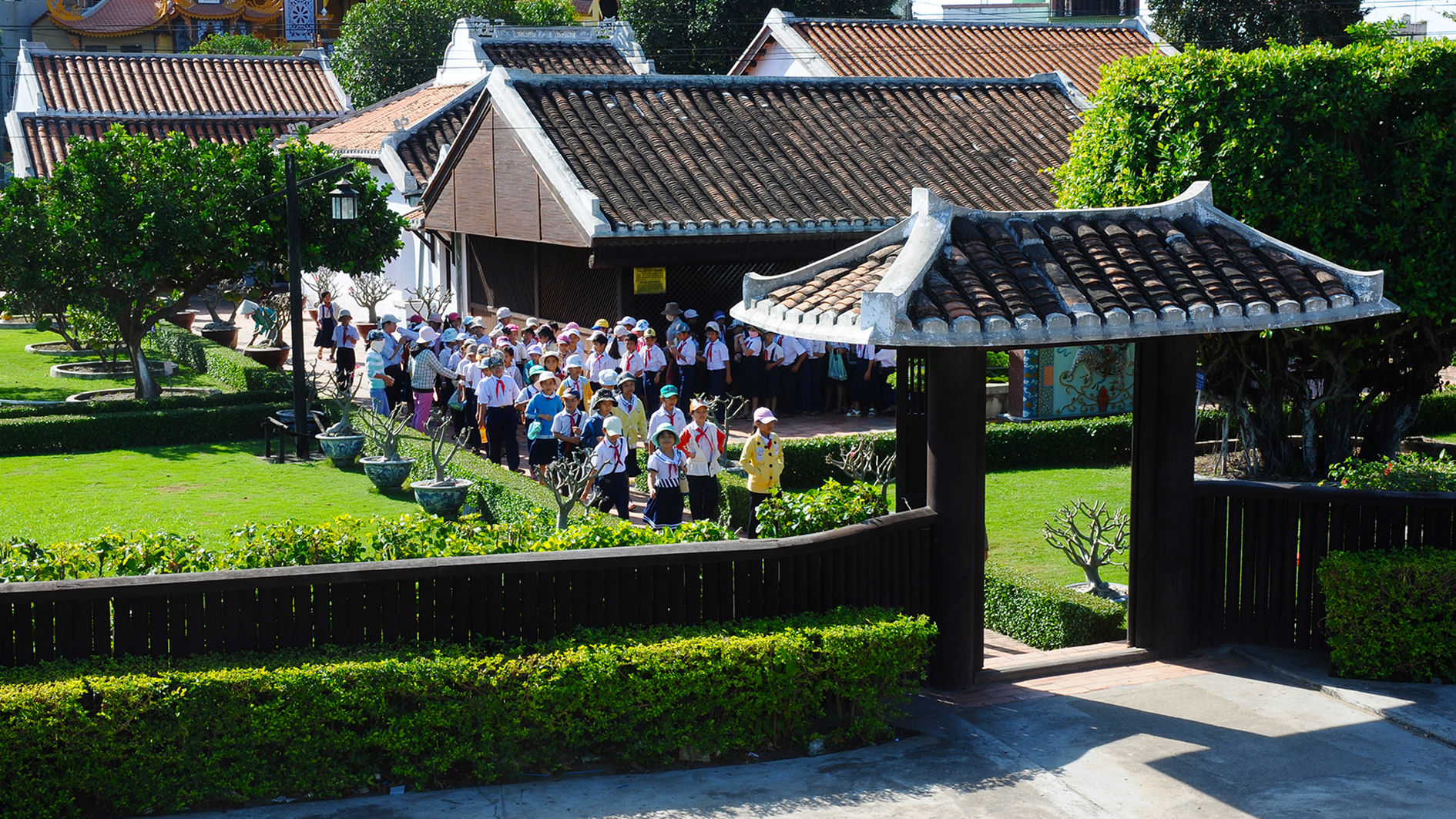 Học sinh tham quan Trường Dục Thanh