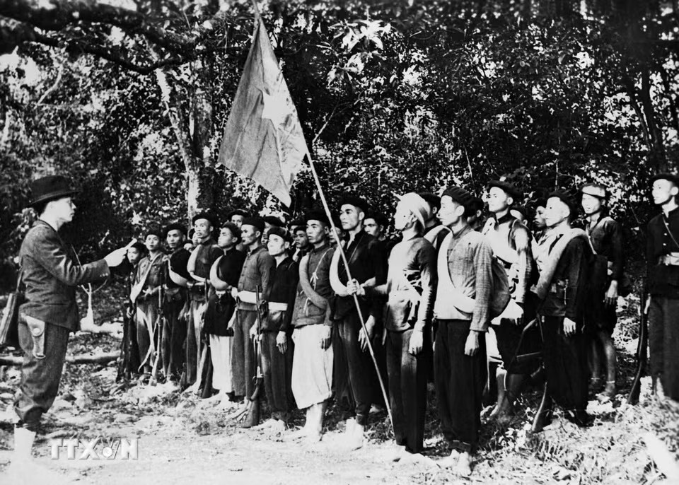 Ngày 22/12/1944, Ðội Việt Nam tuyên truyền giải phóng quân, tiền thân của Quân đội Nhân dân Việt Nam, được thành lập ở Cao Bằng do đồng chí Võ Nguyên Giáp làm chỉ huy, tạo ra một cục diện mới trên mặt trận đấu tranh vũ trang cách mạng. (Ảnh: TTXVN)