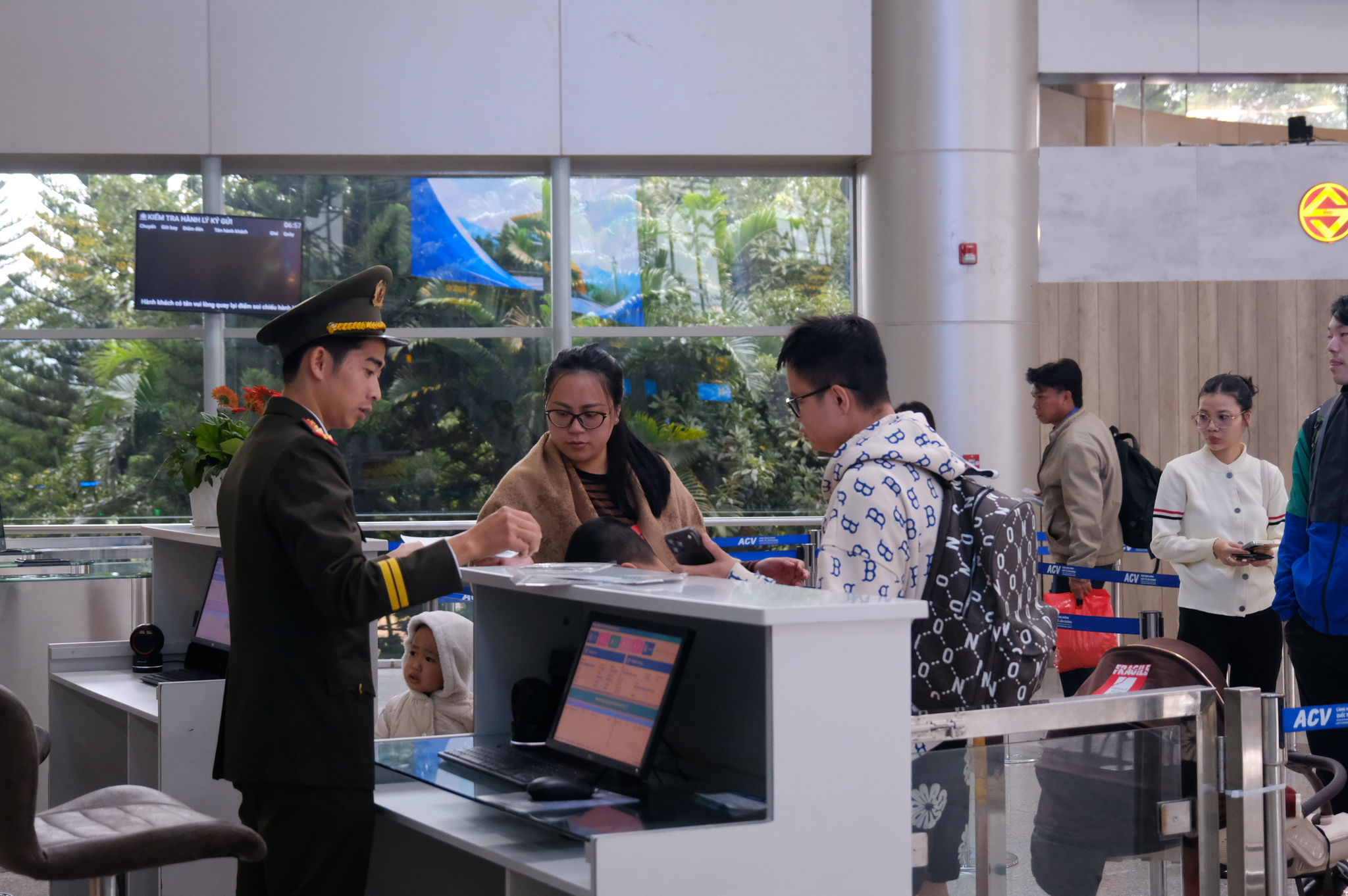 Người dân làm thủ tục tại sân bay sáng 198