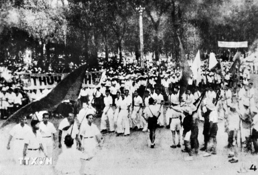 Đồng bào Sài Gòn tổng khởi nghĩa giành chính quyền ngày 25/8/1945, hưởng ứng Lời kêu gọi Tổng khởi nghĩa của Trung ương Đảng và Chủ tịch Hồ Chí Minh. (Ảnh: Tư liệu TTXVN)