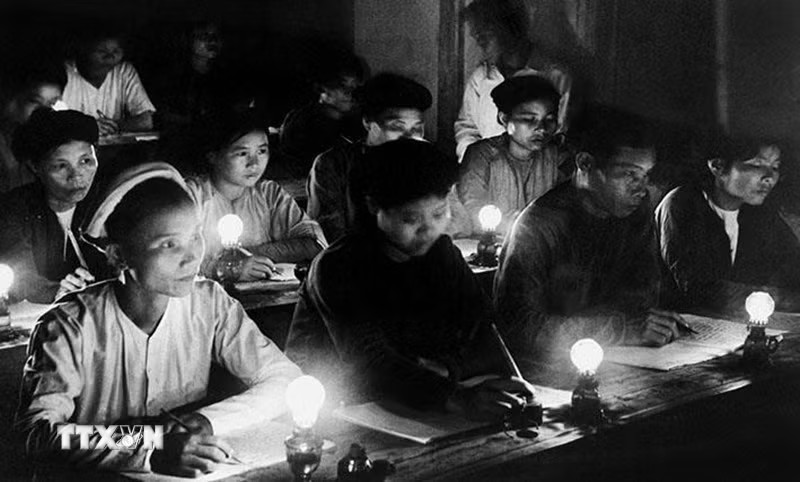 Tháng 11/1945, Trung ương Đảng ra Chỉ thị Kháng chiến, kiến quốc, củng cố chính quyền, chống thực dân Pháp xâm lược, chống nạn mù chữ, cải cách giáo dục theo tinh thần mới, mở đại học và trung học, xây dựng nền văn hóa mới theo ba nguyên tắc: khoa học hóa, dân tộc hóa, đại chúng hóa. Kết quả, sau một năm, đã có 2 triệu người thoát nạn mù chữ. Trong ảnh: Một lớp 