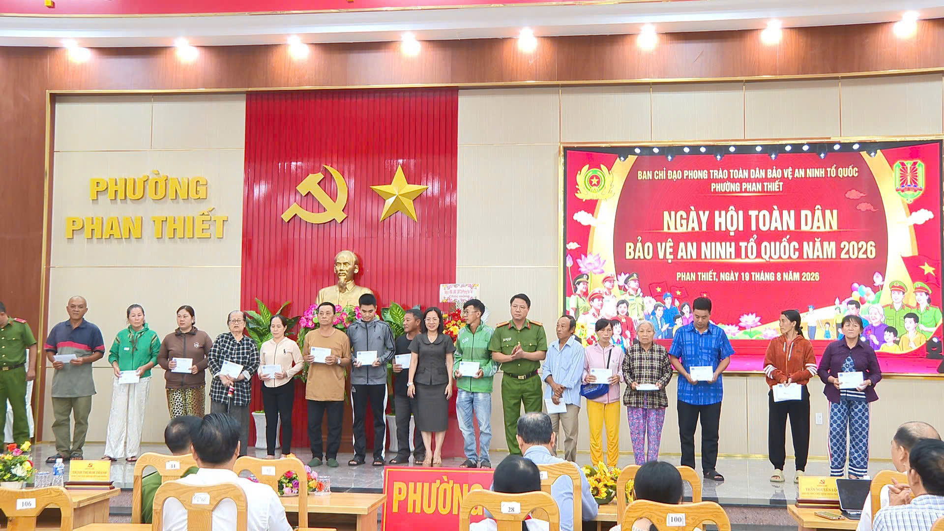 Tặng quà các gia đình có hoàn cảnh khó khăn