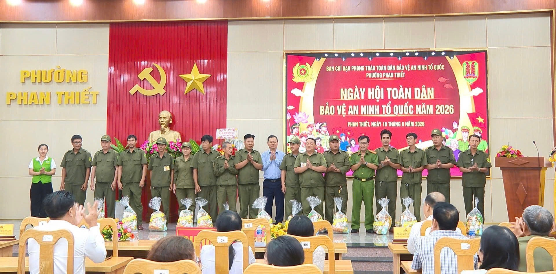 tặng quà dân quân