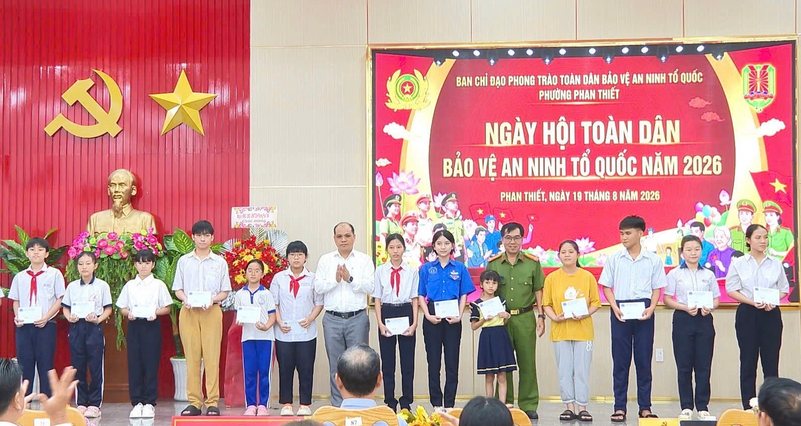 tặng quà học sinh