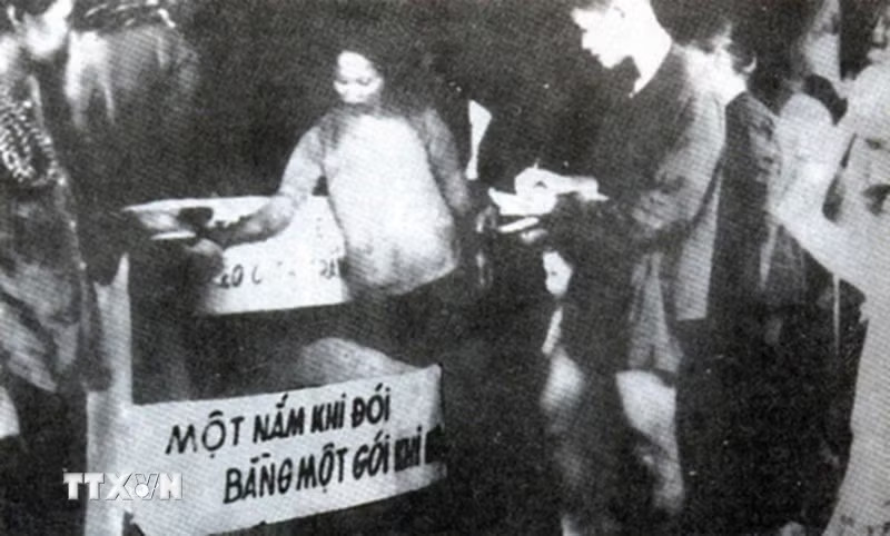 Tháng 11/1945, Trung ương Đảng ra Chỉ thị Kháng chiến, kiến quốc, củng cố chính quyền, chống thực dân Pháp xâm lược, trong đó, về cứu tế, kêu gọi lòng yêu nước thương nòi, lập quỹ cứu tế, lập kho thóc cứu tế, đẩy mạnh khai hoang tăng gia sản xuất, quyên góp tiếp tế cho dân nghèo... Trong ảnh: Phong trào “Hũ gạo cứu đói” với tinh thần “Một nắm khi đói bằng một gói khi no” lan rộng khắp cả nước. (Ảnh: Tư liệu TTXVN)
