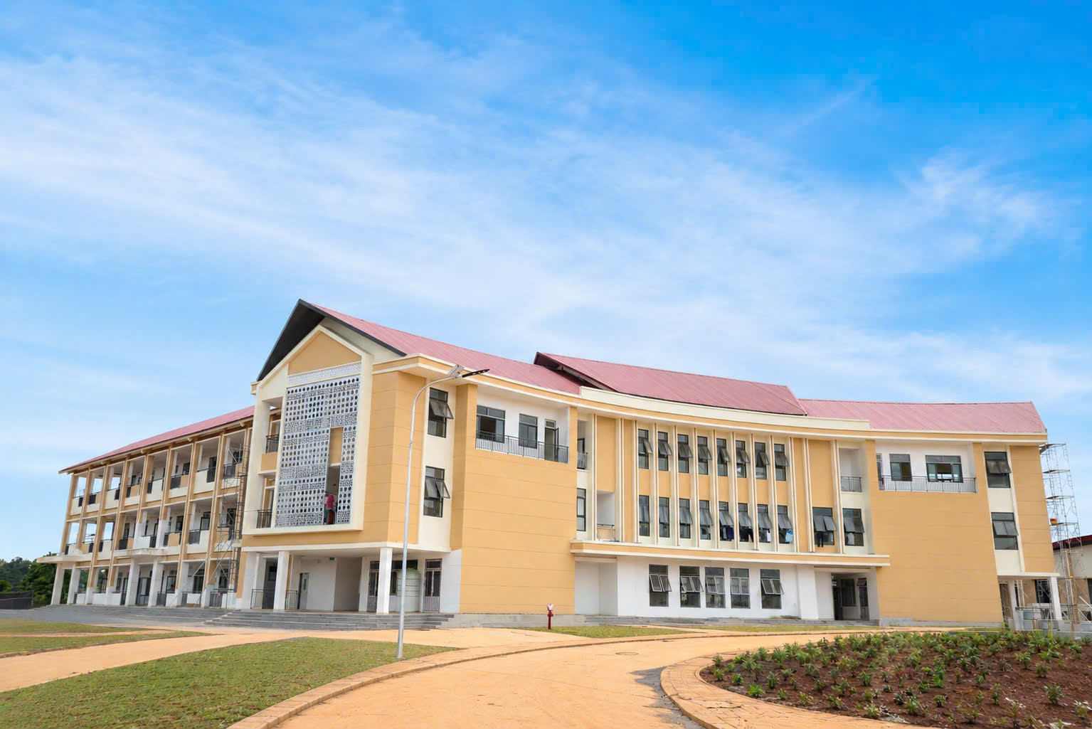 Từng khu nhà dần hoàn thiện phục vụ năm học mới 2026-2027 ở Trường phổ thông nội trú liên cấp Thuận An.