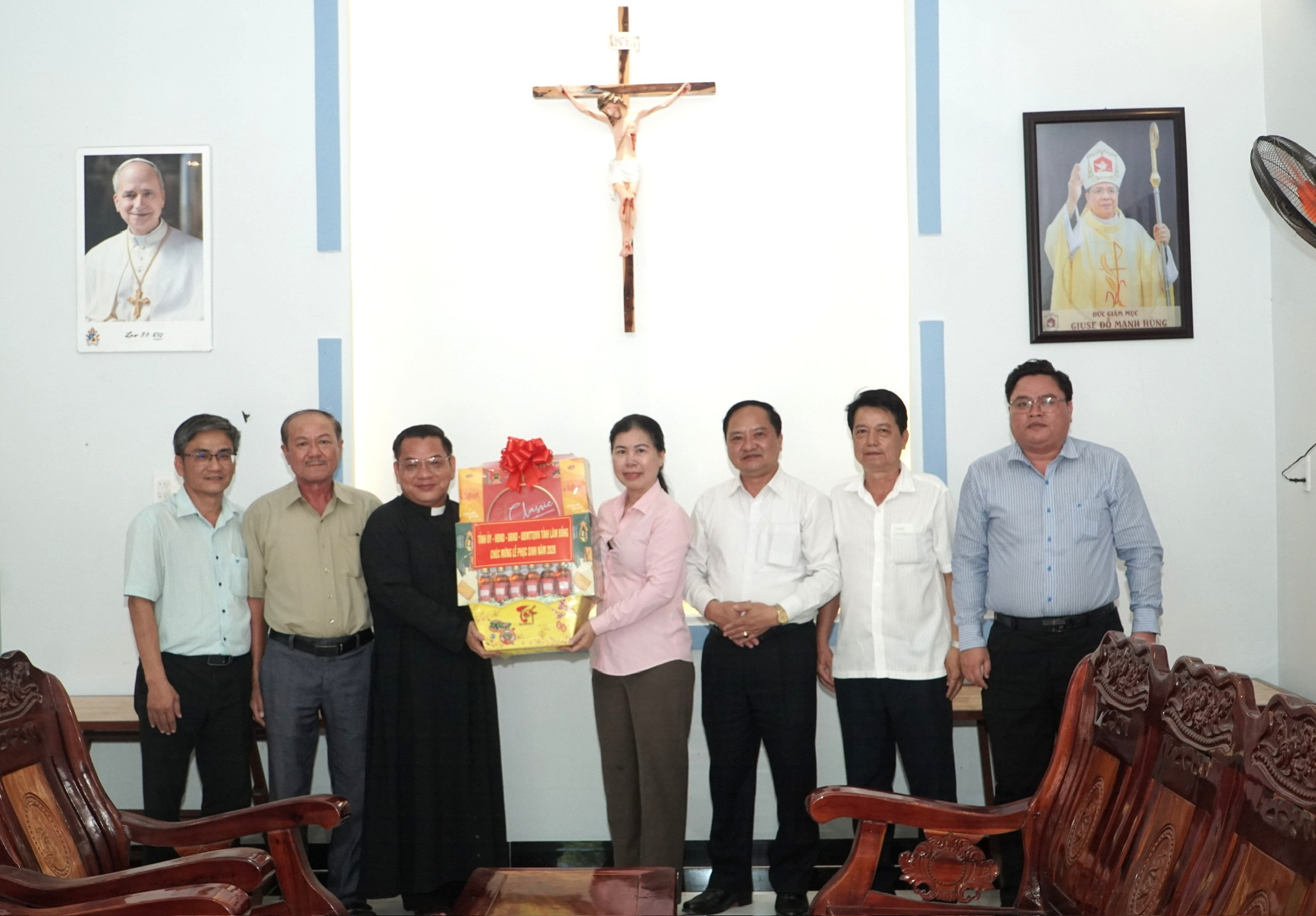 doan-cong-tac-cua-tinh-lam-dong-do-dong-chi-phan-thi-thanh-mai-pho-truong-ban-tuyen-giao-va-dan-van-tinh-uy-lam-truong-doan-da-den-tham-chuc-mung-le-phuc-sinh.jpg