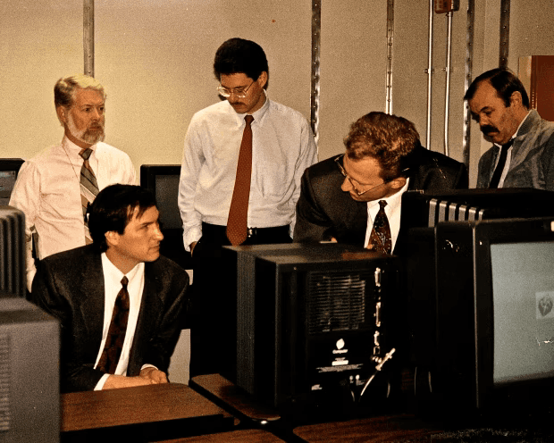 Steve Jobs (ngồi) và Dain Ehring (đứng bên phải) trong một căn hộ được sử dụng cho công việc tối mật năm 1988