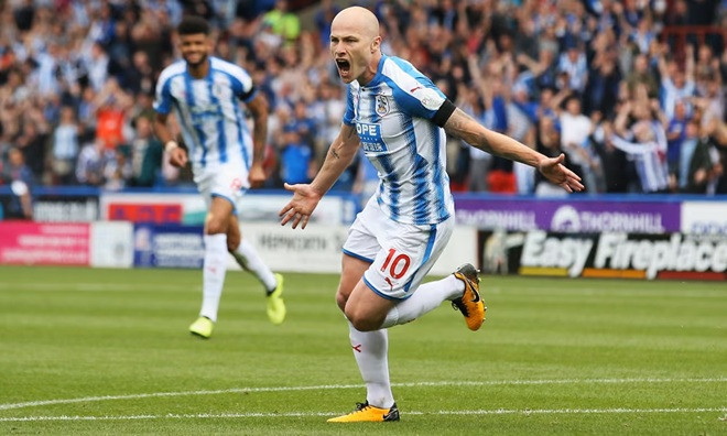 Aaron Mooy trong màu áo Huddersfield Town tại Premier League