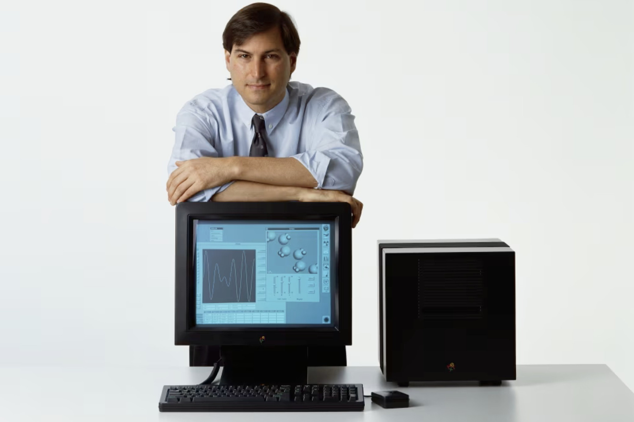Steve Jobs, người đồng sáng lập Apple, cùng với chiếc máy tính NeXT vào năm 1988.