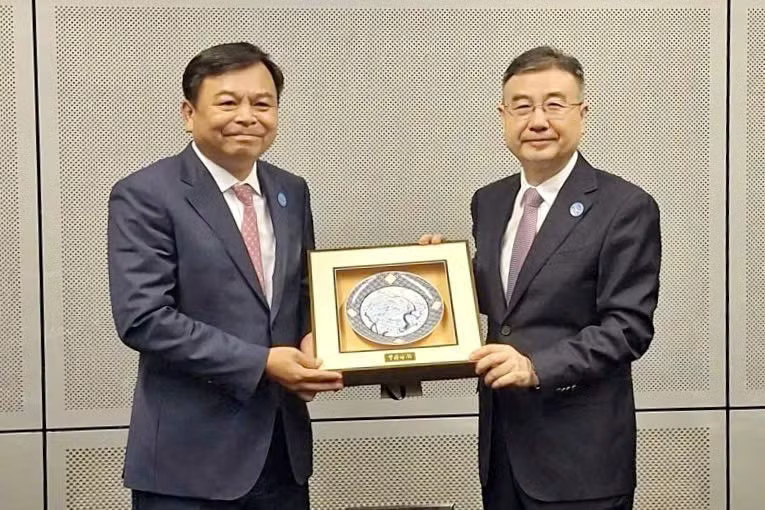 Thứ trưởng Nguyễn Hoàng Hiệp và Phó Tổng cục trưởng GACC Trương Bảo Phong chụp ảnh lưu niệm. (Ảnh: CT. Bộ NNMT cung cấp) 83212227-6e2b-4421-9f18-ad841d877669.jpg